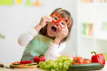 نظام غذائي لطفل عمره سنة وجدول التغذية بالتفصيل