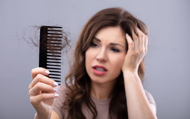 اسباب تساقط الشعر بكثرة اهم 10 اسباب والحلول الفعالة العناية بالمرأة